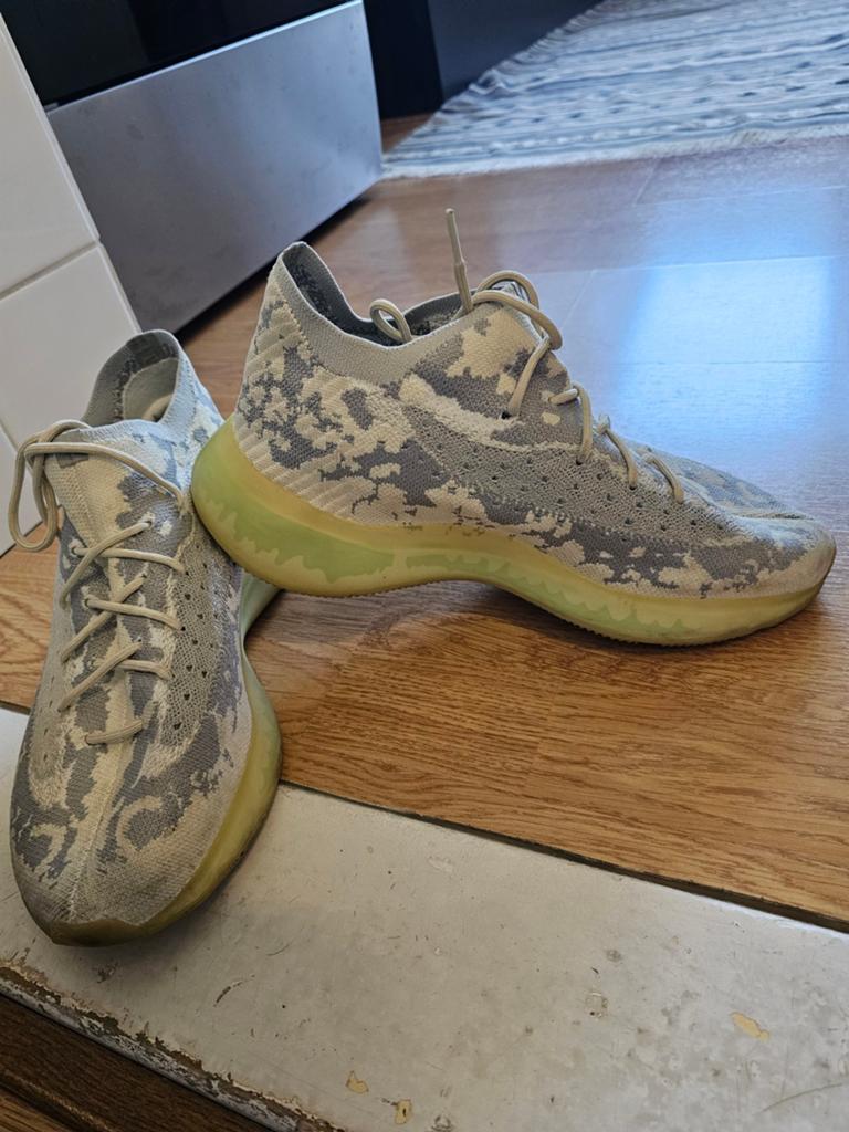 Yeezy boost 44, Ophalen of Verzenden, Hardloopschoenen, Adidas