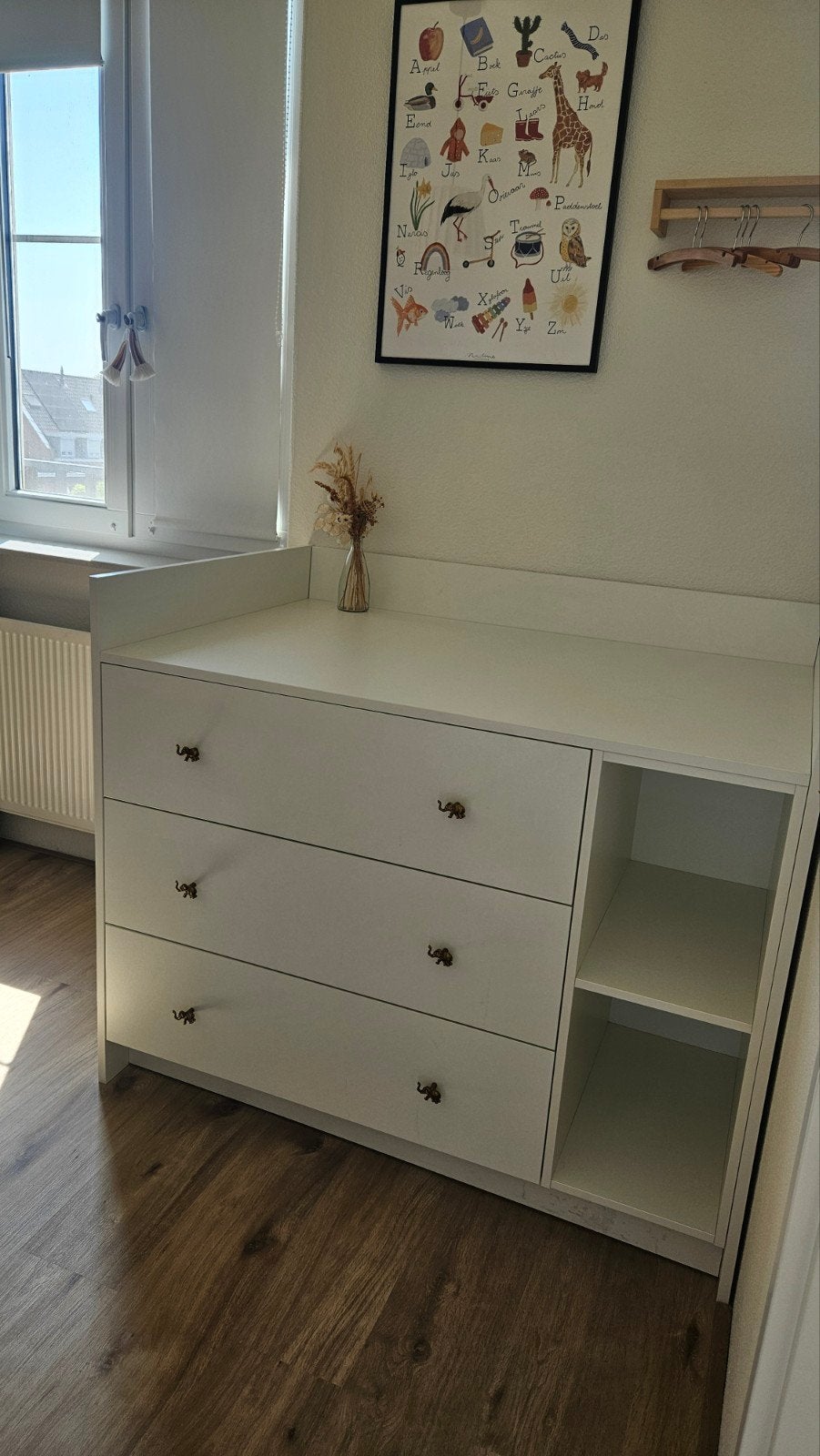 Witte commode met olifantknoppen en opstaande rand, Ophalen, 50 tot 70 cm, Opstaande rand, 90 tot 105 cm