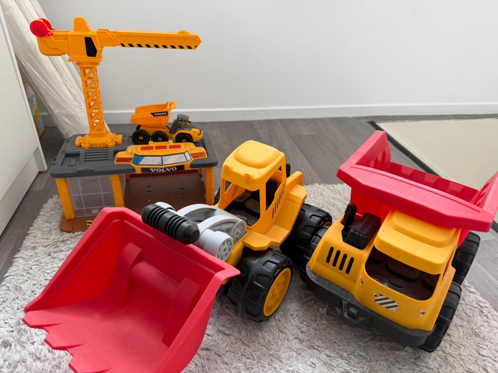 Gratis-Jumbo size truck,excavator and garage, Ophalen, Gebruikt
