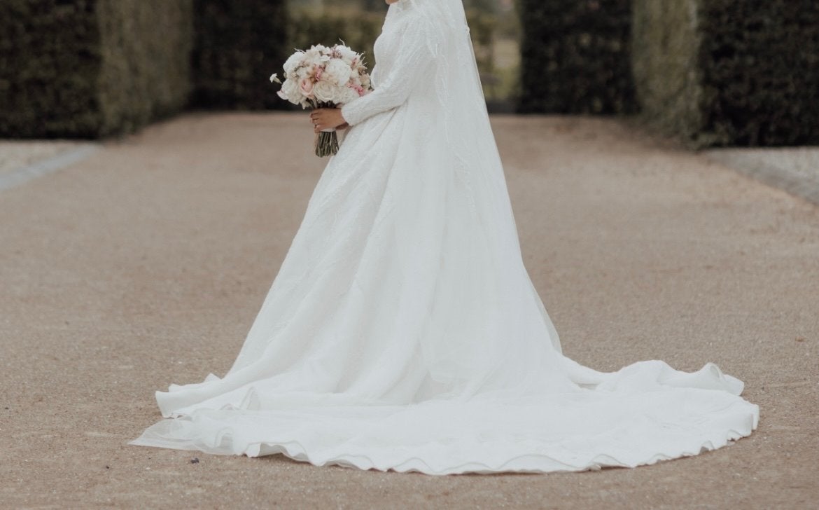 Elegante witte trouwjurk met lange mouwen en sluier, Ophalen of Verzenden, Zo goed als nieuw, Wit, Trouwjurk