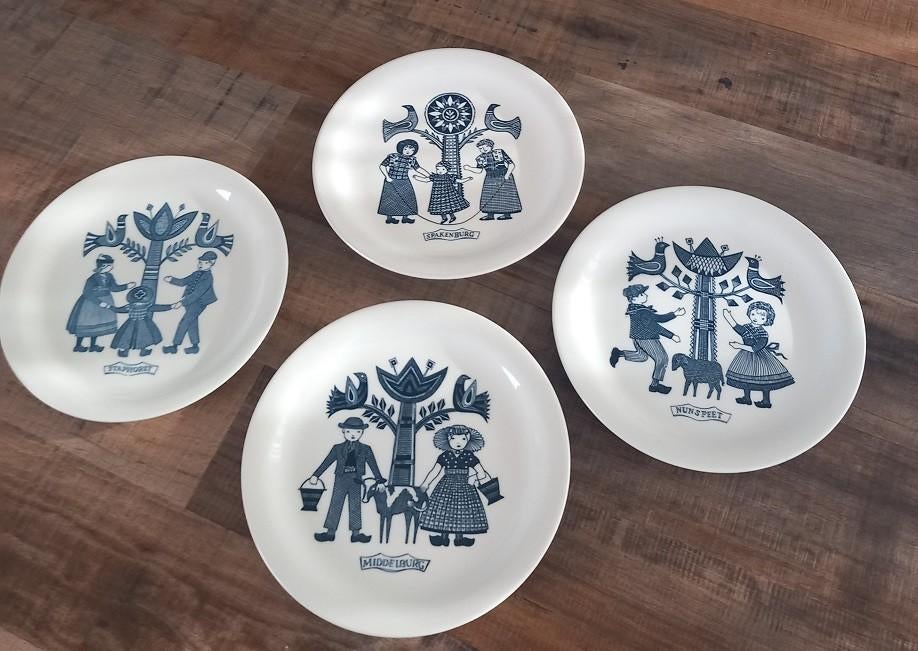royal sphinx 4 ontbijtbordjes klederdracht, Huis en Inrichting, Keuken | Servies, Ophalen of Verzenden, Zo goed als nieuw, Bord(en)