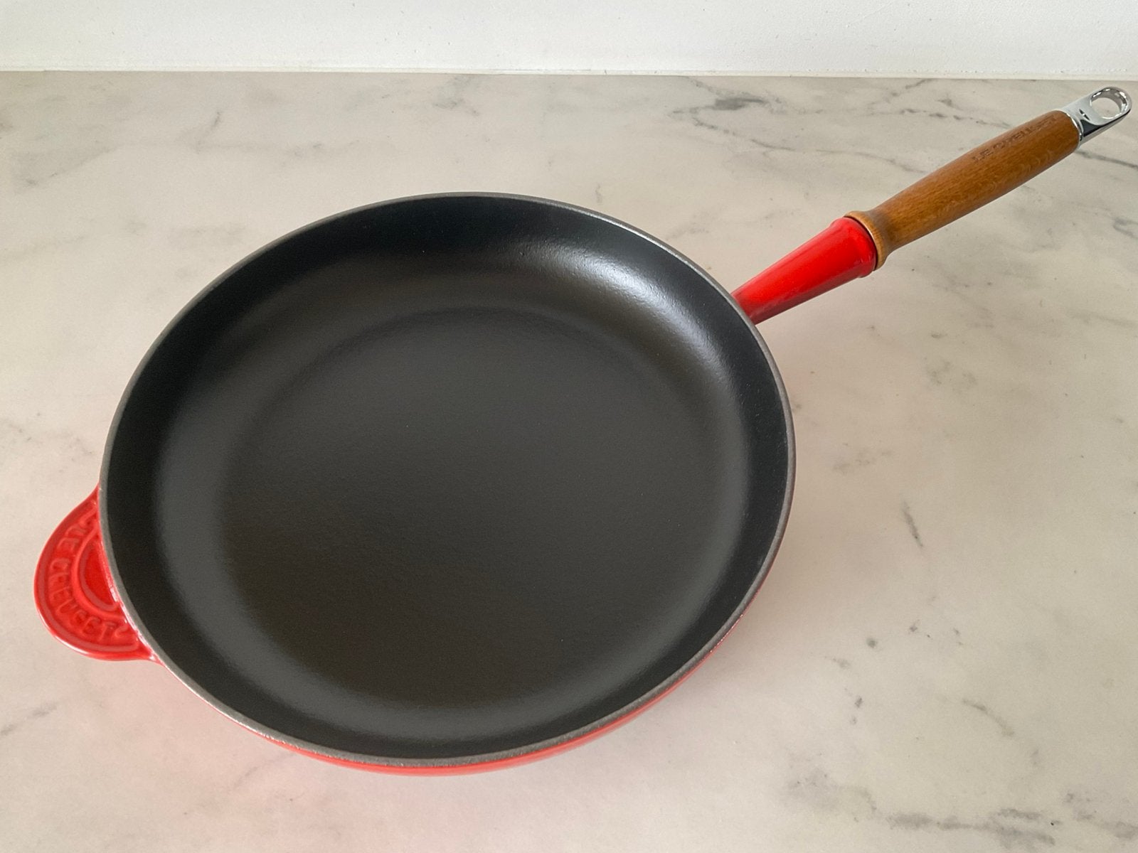 Le creuset 28 cm koekenpan, kersenrood, nieuw, Koekenpan, Gietijzer, Le Creuset, Ophalen of Verzenden