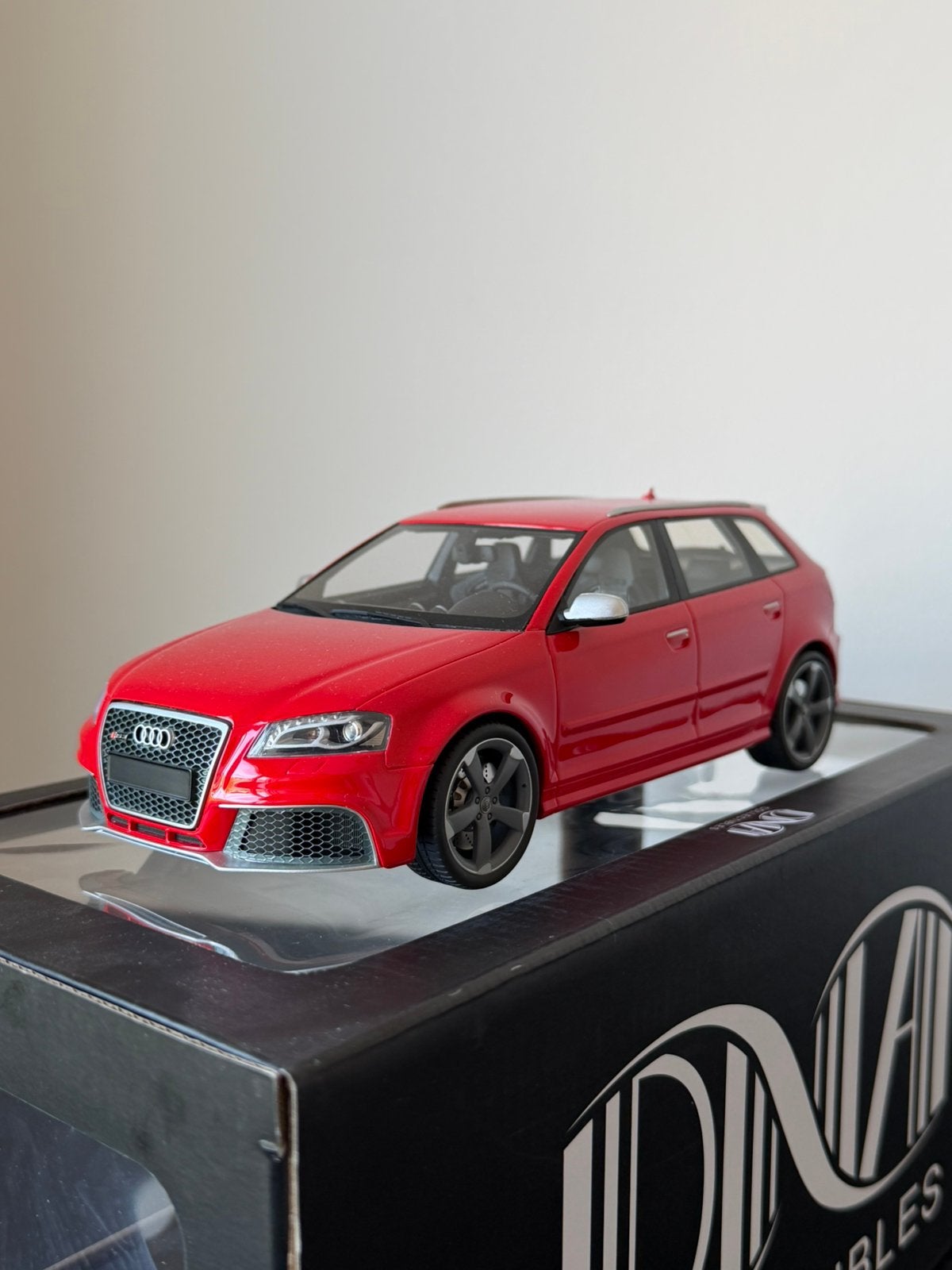 DNA Collectibles Audi RS3 8P Sportback 1:18, Hobby en Vrije tijd, Modelauto's | 1:18, Ophalen, Zo goed als nieuw, Overige merken