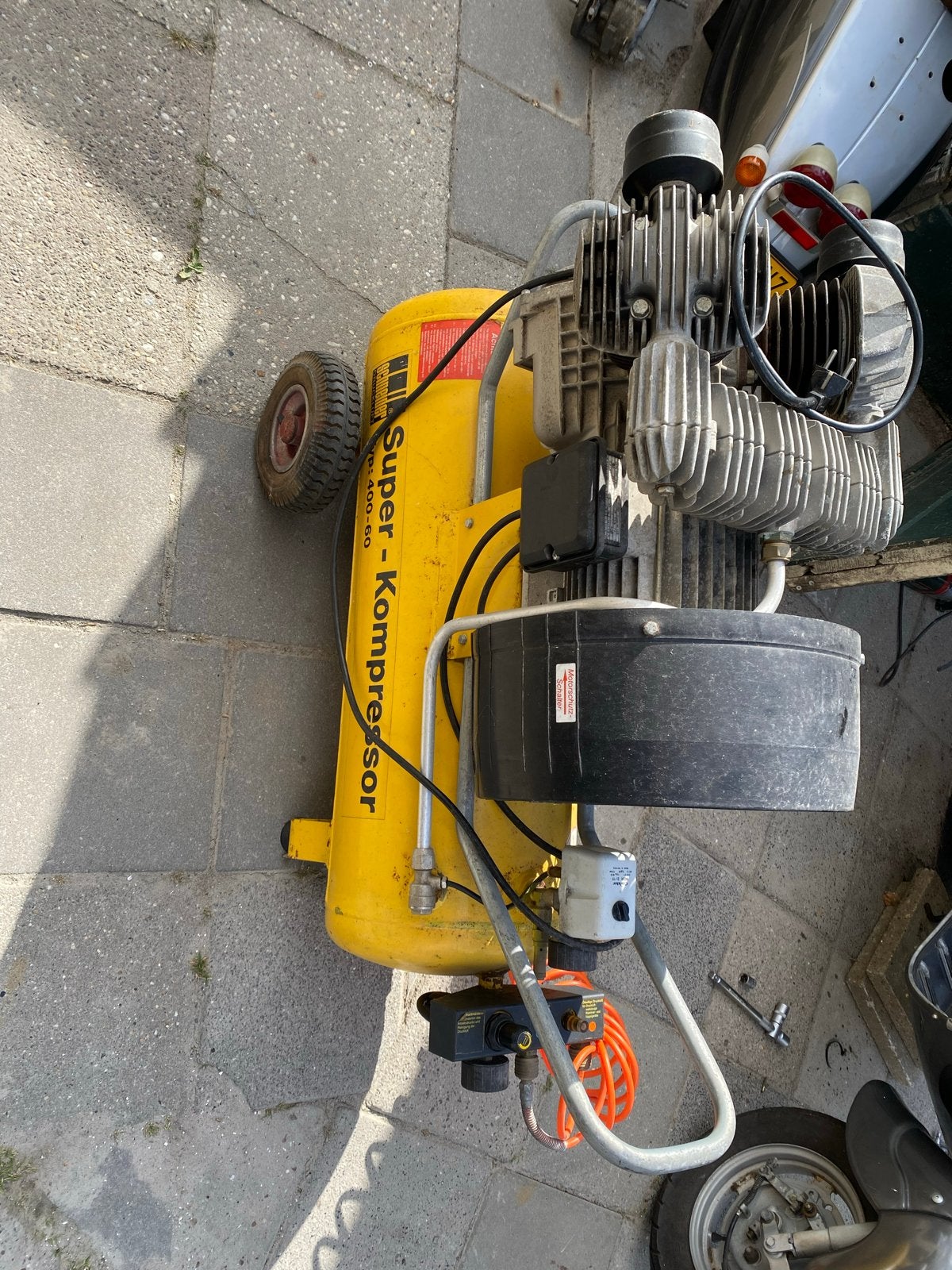 Tekoop, Doe-het-zelf en Verbouw, Compressors, Ophalen, Gebruikt, 10 bar of meer, 25 tot 100 liter