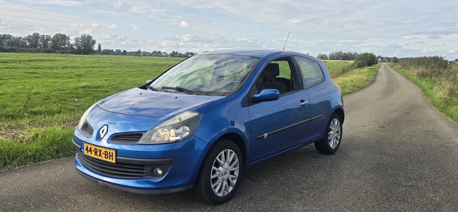Renault Clio 1.6-16V/AIRCO/CRUISE/16 INCH/NAP, Voorwielaandrijving, 4 cilinders, Bluetooth, Blauw