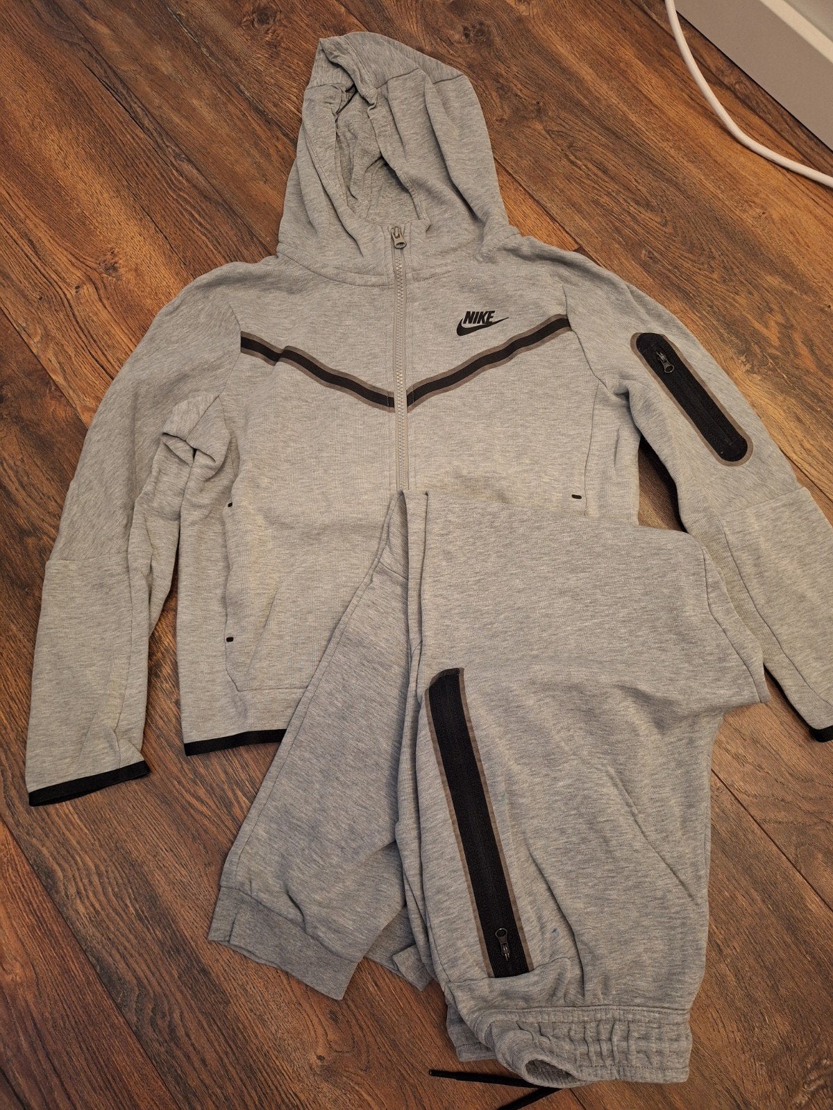 Nike Tech Fleece Trainingspak Grijs Maat M (137-147cm), Kinderen en Baby's, Kinderkleding | Maat 140, Ophalen of Verzenden, Zo goed als nieuw