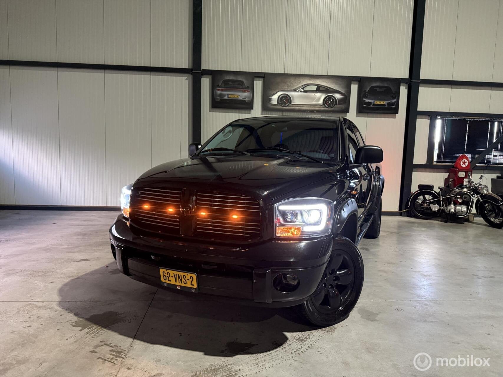 Dodge Ram 1500 sport 4x4 LPG Nieuwe apk, Auto's, Verwarmde buitenspiegels, Gebruikt, 8 cilinders, Bedrijf
