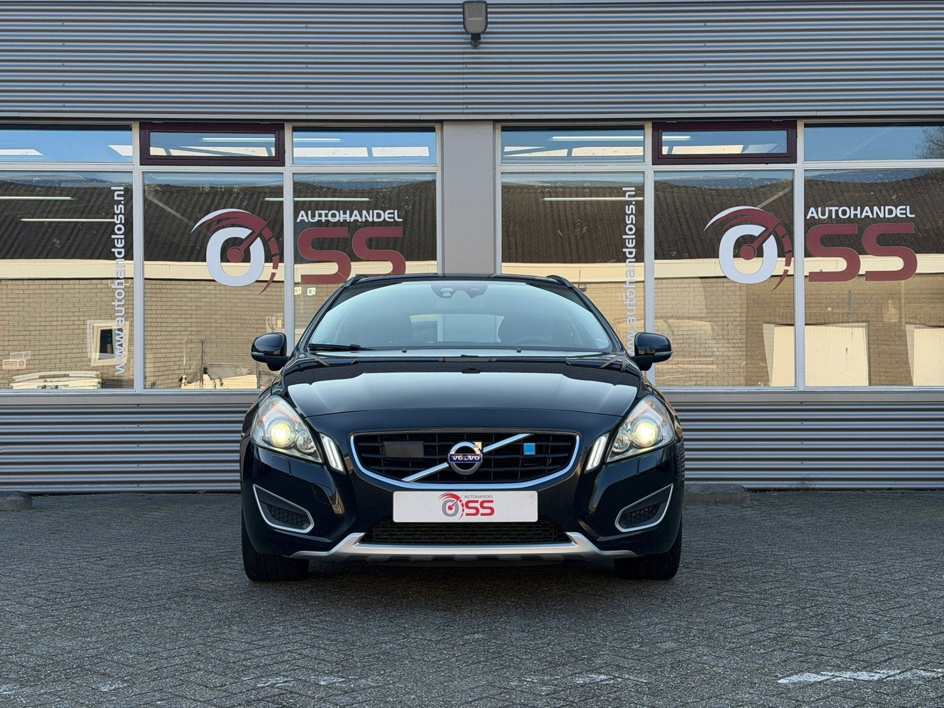 Volvo V60 2.0 T Summum | TREKHAAK AIRCO LMV CRUISE |, Auto's, Euro 5, 1502 kg, 4 cilinders, Zwart