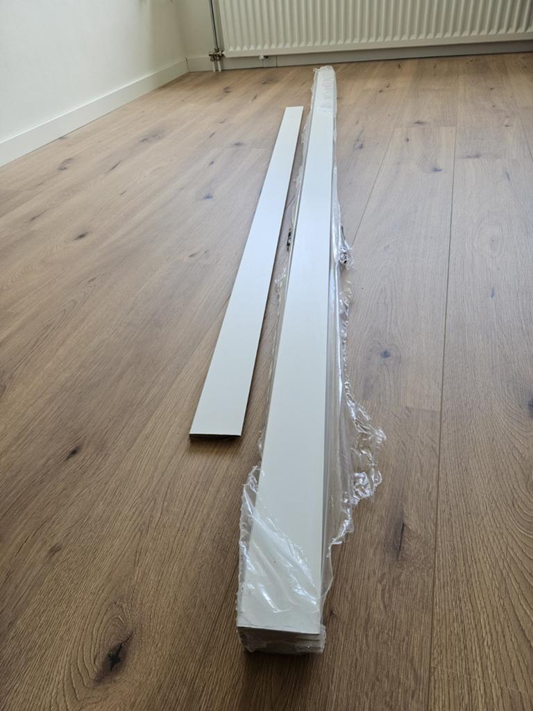 Witte plinten 1,2x7x239 cm (4 hele + 1 kortere), Ophalen, Nieuw, Mdf, 200 tot 250 cm