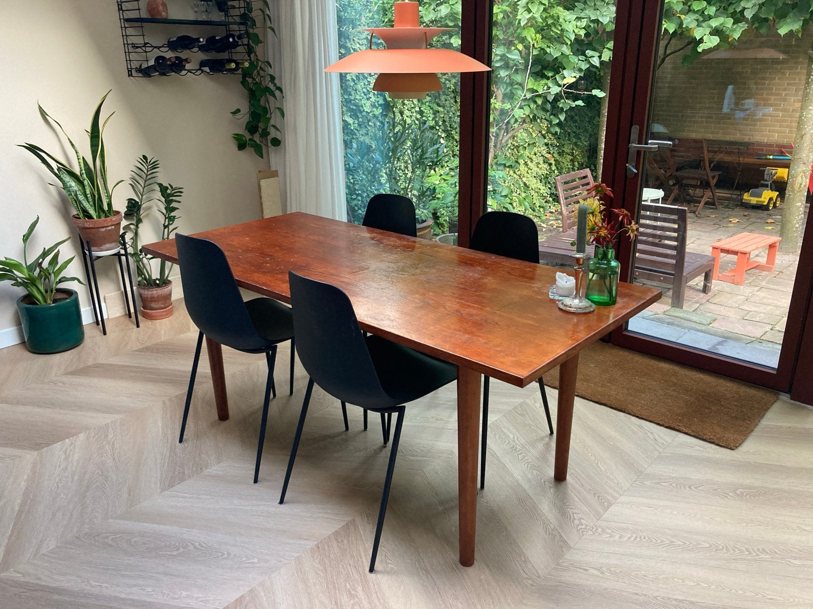Houten eettafel met vier zwarte stoelen, Huis en Inrichting, Tafels | Eettafels, Ophalen, Gebruikt, 50 tot 100 cm, 150 tot 200 cm