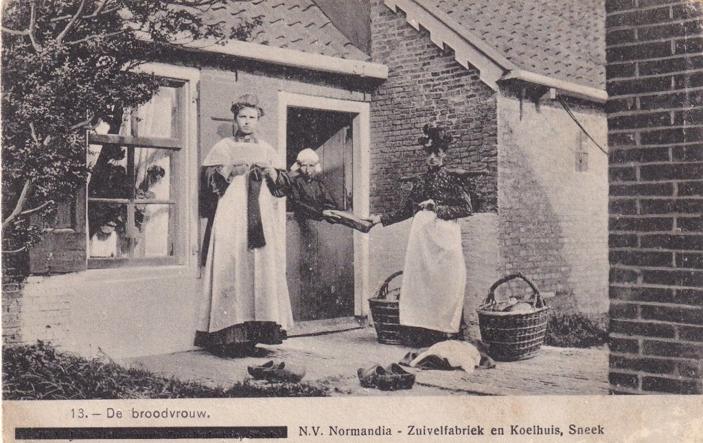 Oude briefkaart: De broodvrouw, N.V. Normandia Sneek, Ophalen of Verzenden, Voor 1920, Ongelopen, Friesland