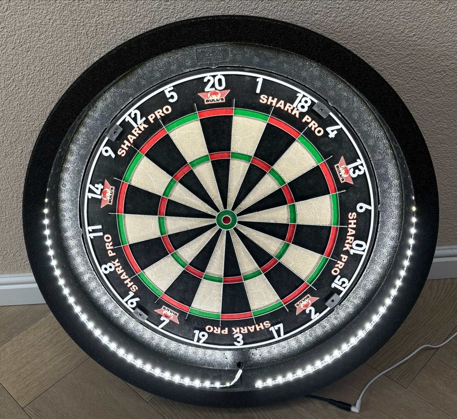 Dartbord set met verlichting, LED-dimmer, mat en pijlen, Ophalen, Zo goed als nieuw, Dartbord met pijlen