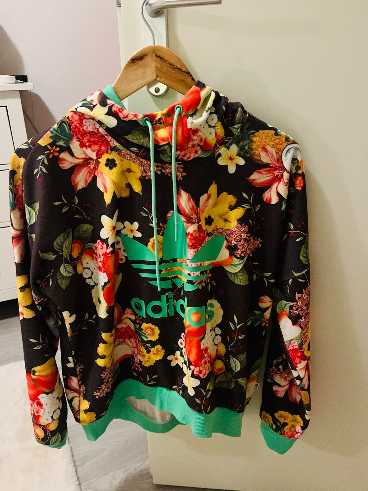 Adidas hoodie met bloemenprint, Kleding | Dames, Ophalen of Verzenden, Zo goed als nieuw, Maat 38/40 (M), Meerkleurig
