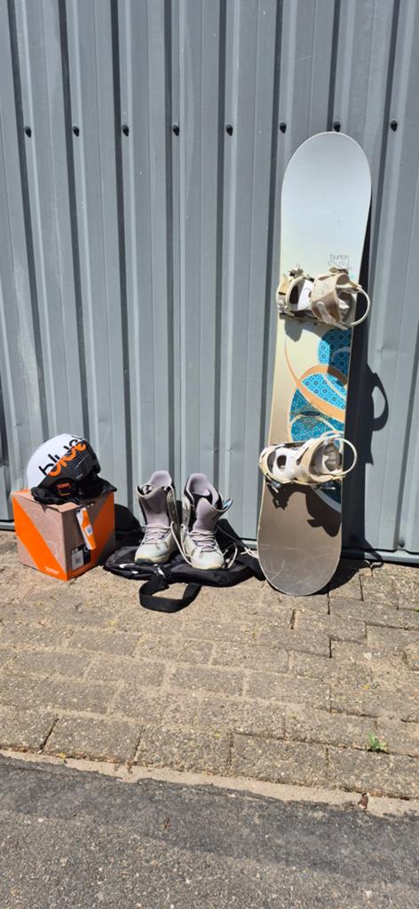 Snowboard, schoenen en helm, Ophalen, Nieuw, Schoenen