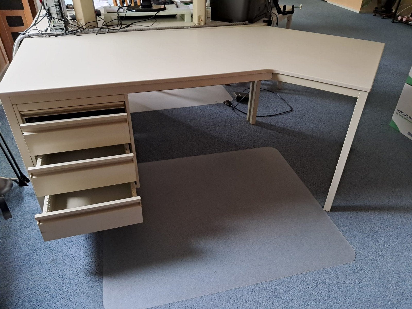 Gratis ophalen - 2 lichtgrijze hoekbureaus met lades, Ophalen, Met lades, Gebruikt, Spaanplaat of MDF