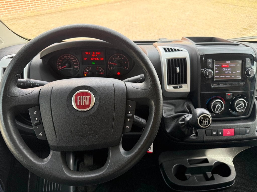 Fiat Ducato 30 2.3 MultiJet euro 6 camera airco cruise navi, Auto's, Voorwielaandrijving, Gebruikt, 2500 kg, Zwart