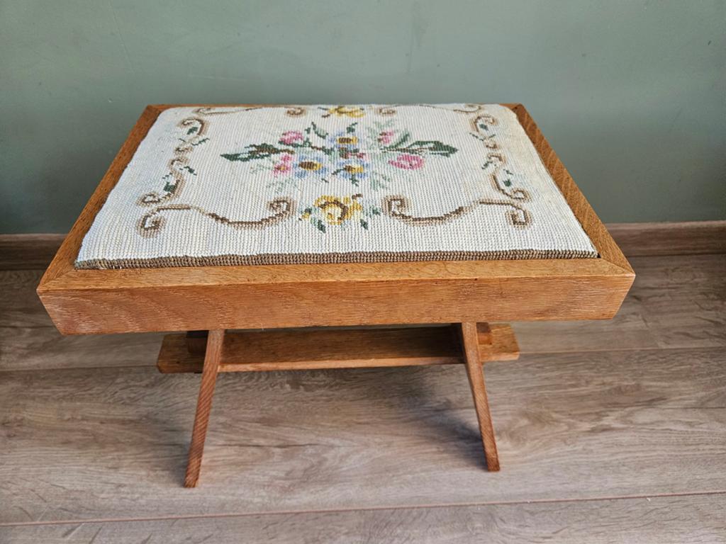 Vintage houten krukje met geborduurd kussen, brocante, Ophalen of Verzenden