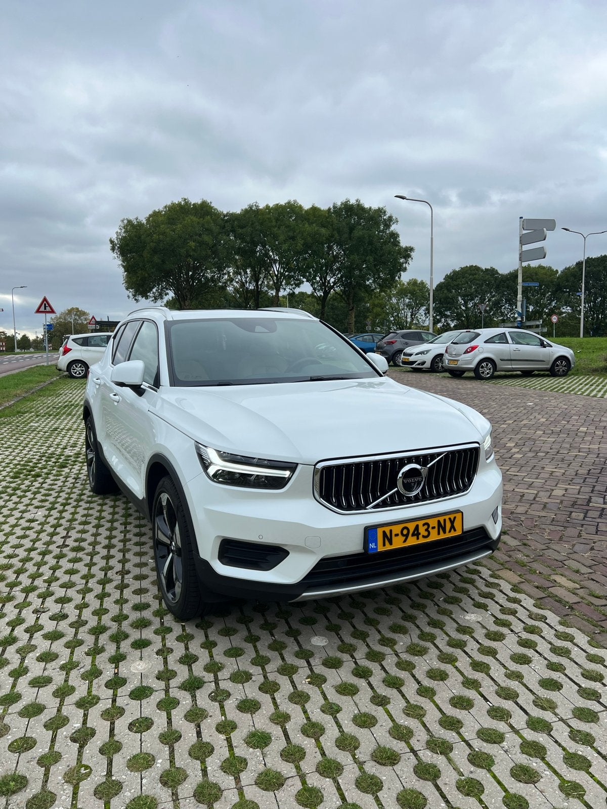 Volvo XC40 T4 Twin Engine 211pk  2022 Crystel White Pearl, Auto's, Volvo, 1800 kg, Euro 6, 1712 kg, 129 pk