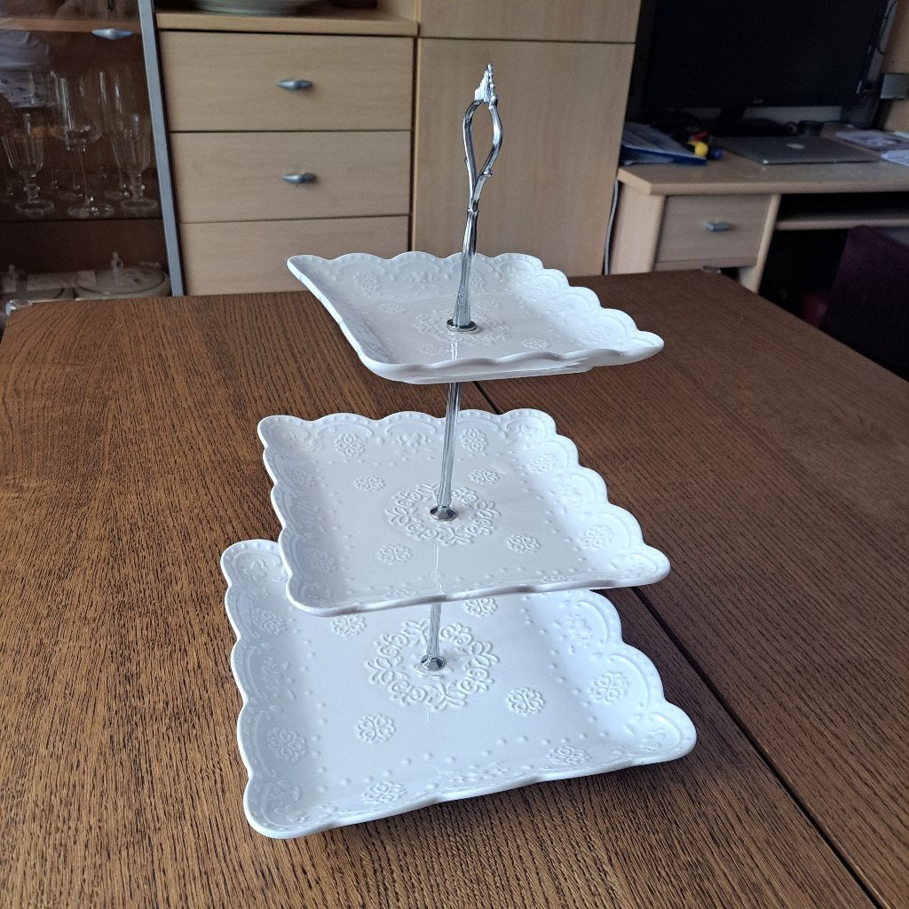 3-laags witteétagère met een barok/kant-reliëf, Overige merken, Vintage, Ophalen of Verzenden, Porselein