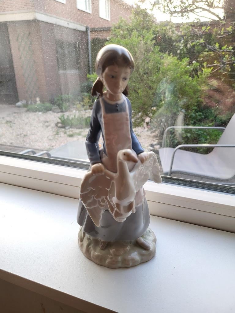 Nao by Lladro beeldje, Verzamelen, Beelden en Beeldjes, Ophalen, Zo goed als nieuw, Mens