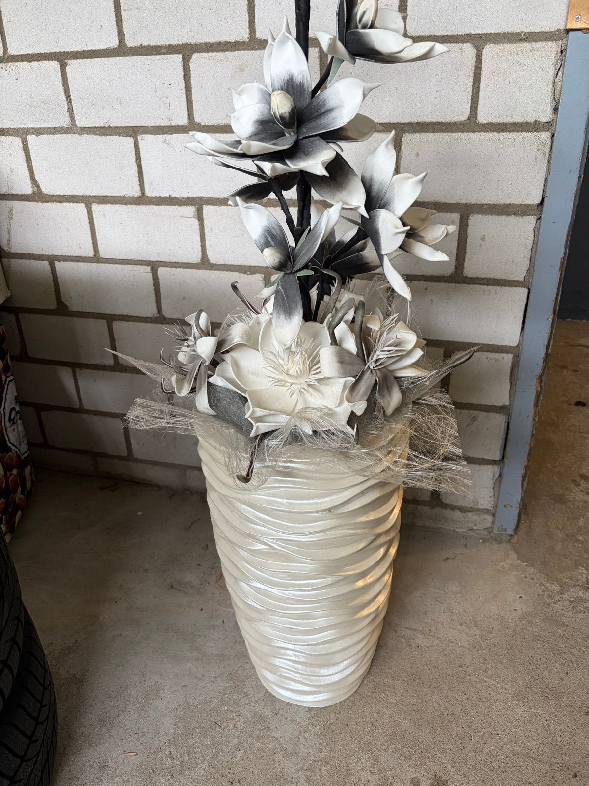 Decoratieve vaas met kunstbloemen - Zwart/Wit, Huis en Inrichting, Woonaccessoires | Vazen, Overige materialen, Overige kleuren