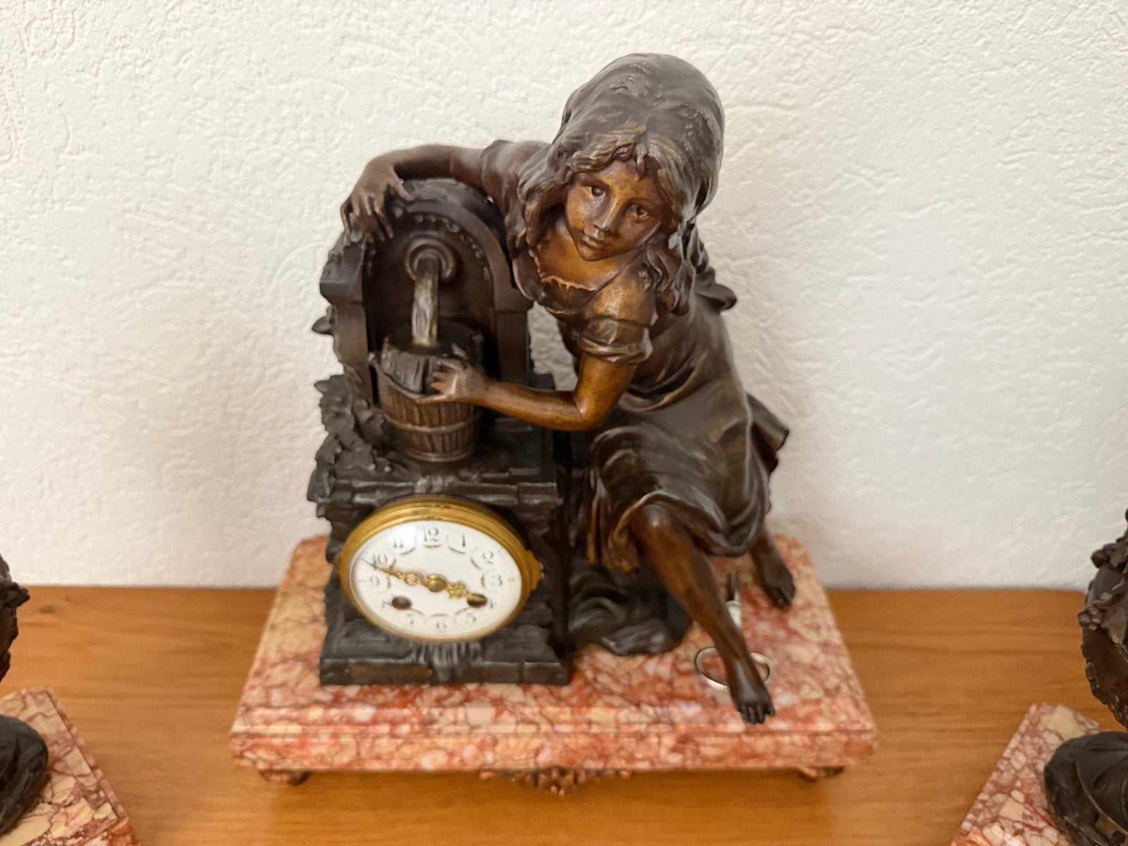 Antieke bronzen klok Penduleset met marmeren sokkel en vazen, Ophalen