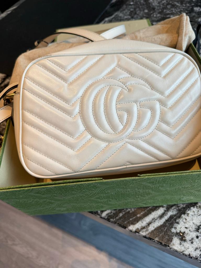 Gucci GG Marmont kleine camera tas in gebroken wit, Ophalen of Verzenden, Gebruikt, Wit, Schoudertasje