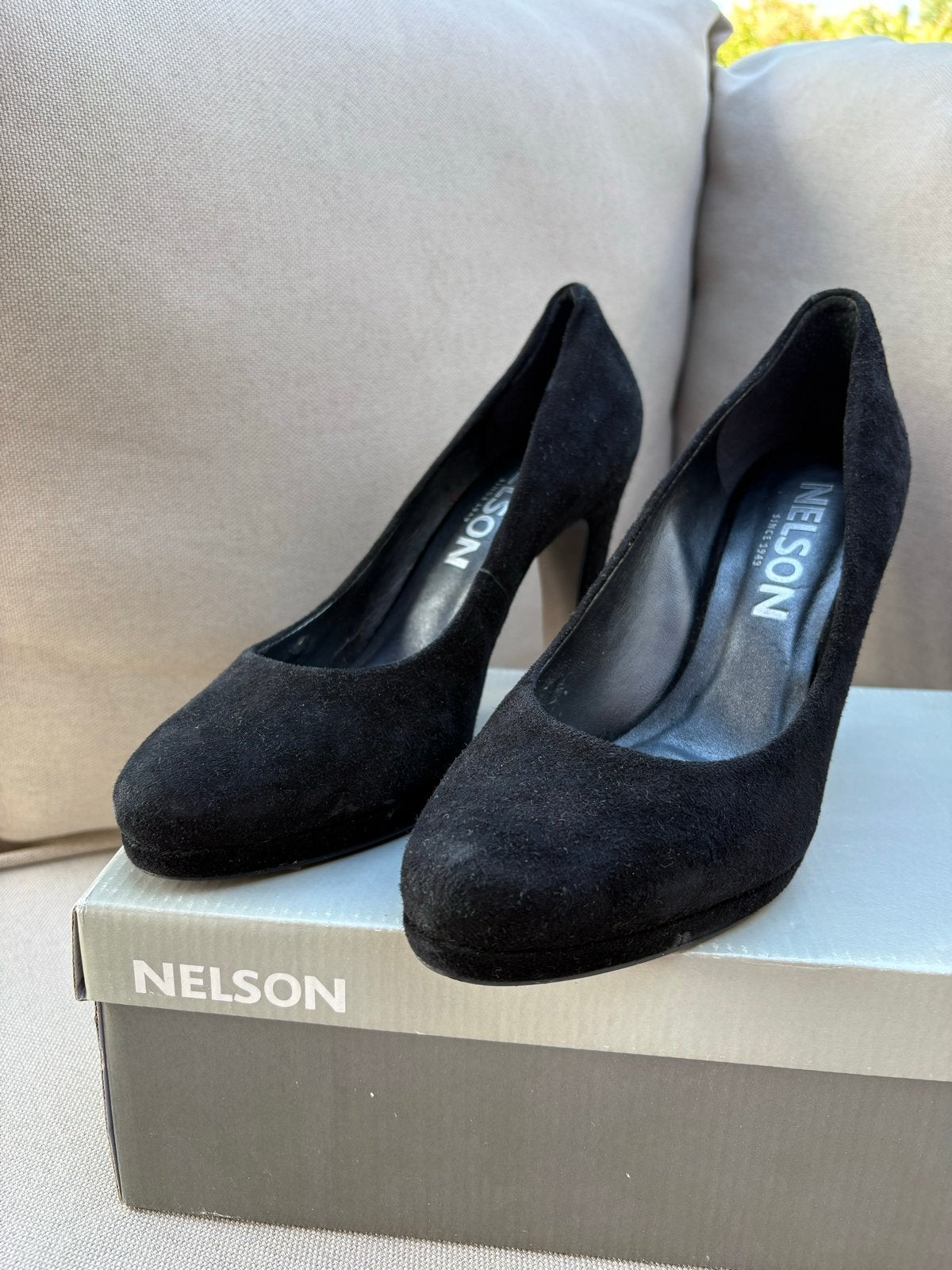 Nelson zwarte suède pumps, Ophalen of Verzenden, Zo goed als nieuw, Zwart