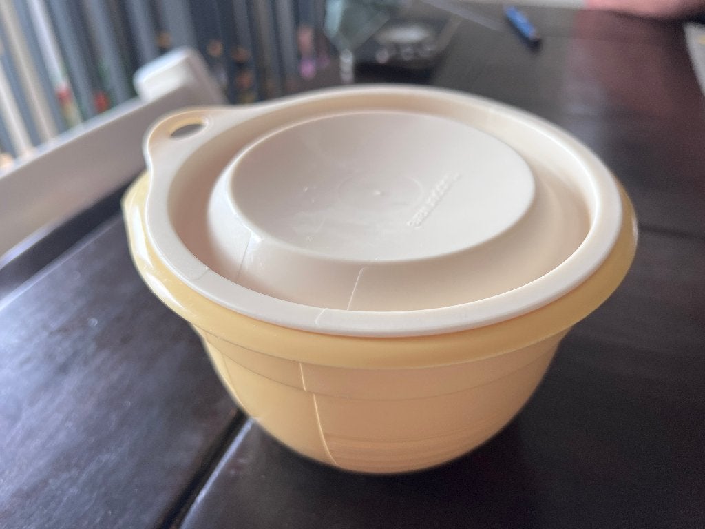 Tupperware mixkom mini geel wit 650 ml , 9  H 14 doorsnee, Ophalen of Verzenden, Zo goed als nieuw, Wit, Overige typen