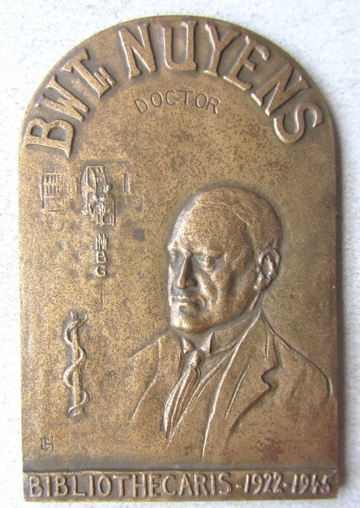 Plaquette medicus en bibliothecaris B.W.Th. Nuyens1945, Ophalen of Verzenden, Brons, Nederland