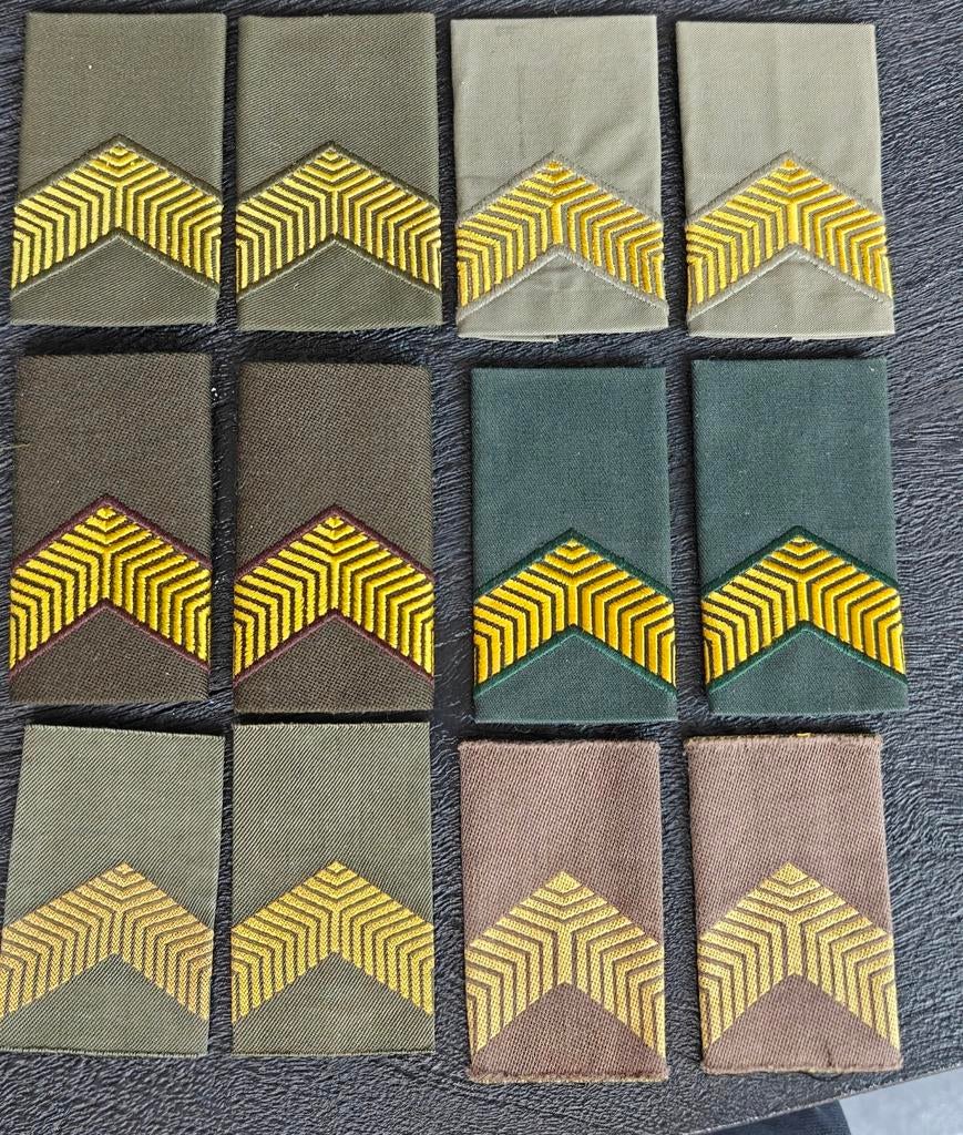 Lot Rangonderscheidingstekens Korporaal 2de klas, Verzamelen, Ophalen of Verzenden, Landmacht, Nederland, Embleem of Badge