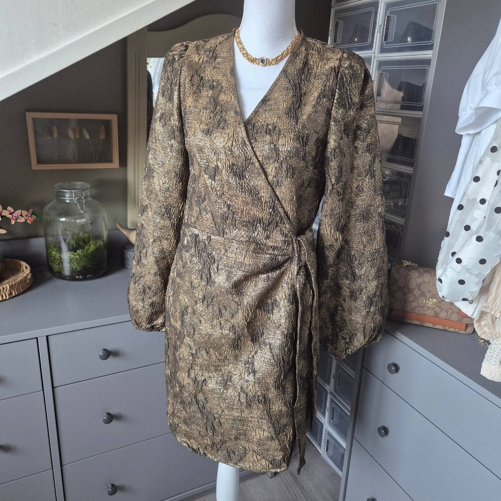 Ellos gouden jacquard wikkeljurk - Maat S - NIEUW, Maat 38/40 (M), Ellos, Overige kleuren, Nieuw