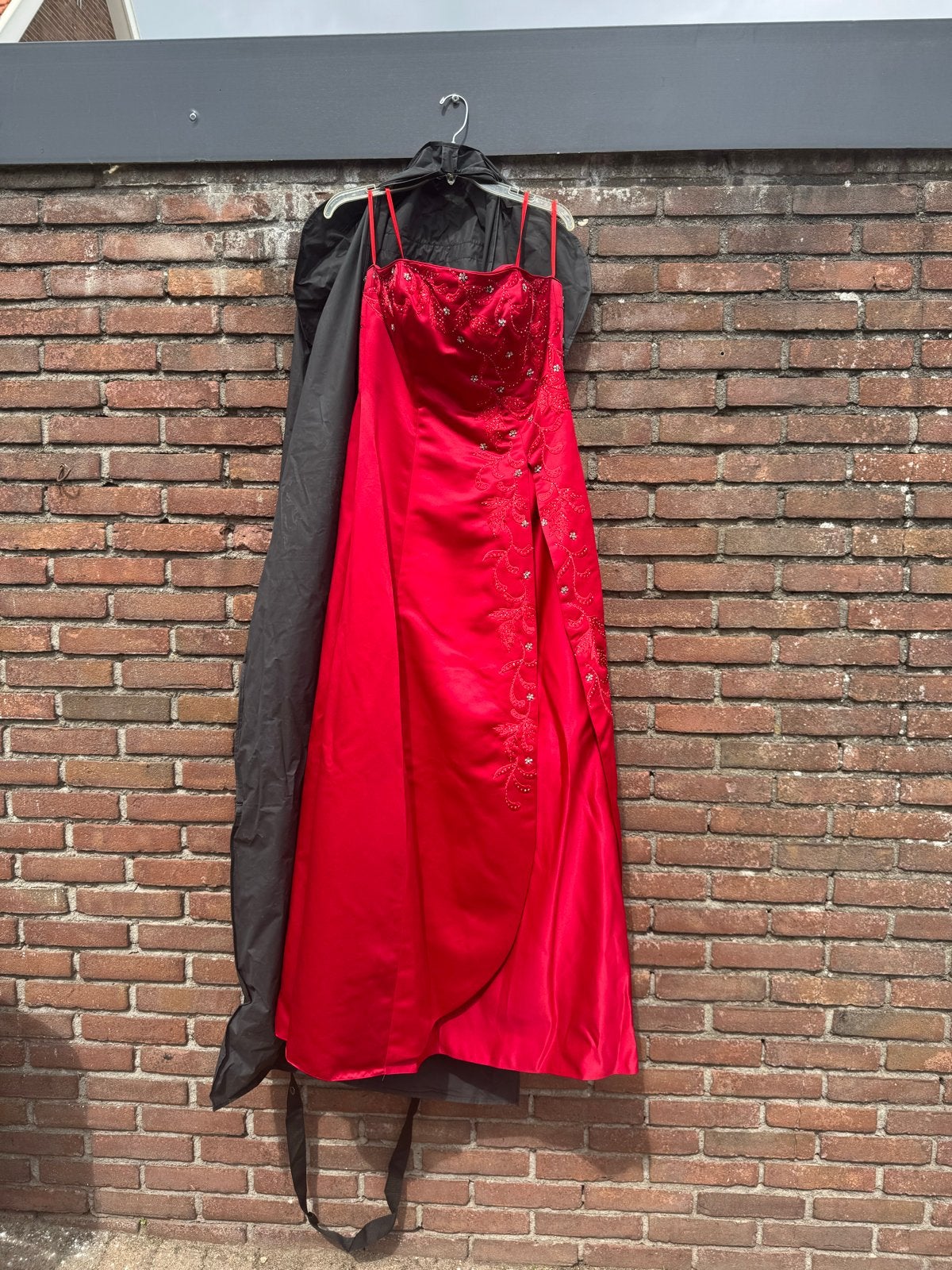 Prachtige rode strapless galajurk met borduursels - Maat 40, Kleding | Dames, Gelegenheidskleding, Zo goed als nieuw, Galajurk