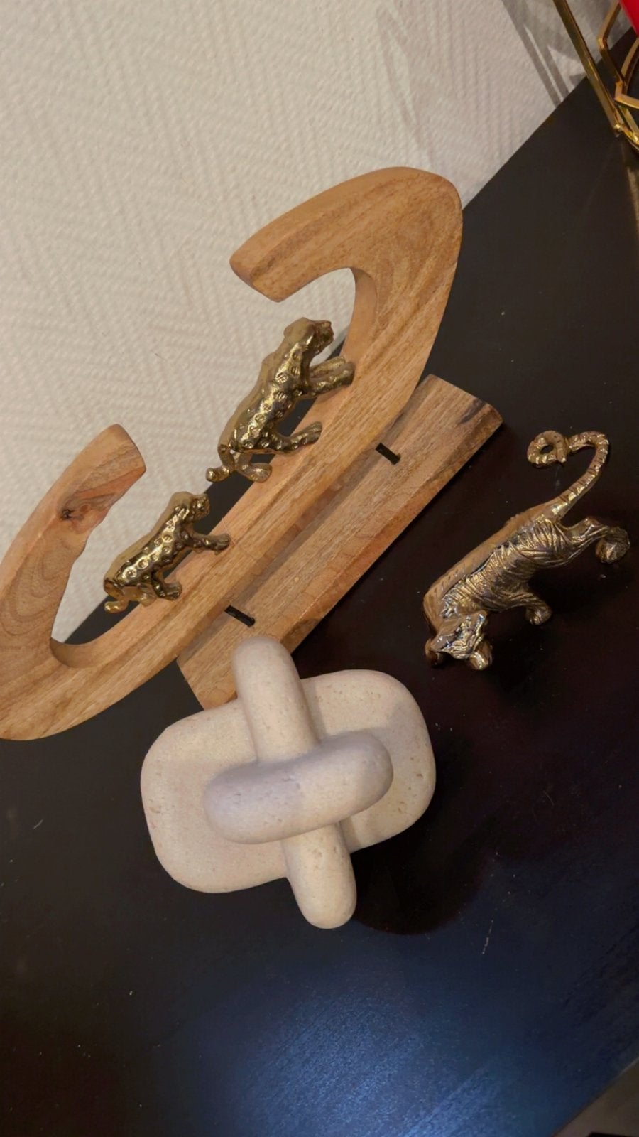 Decoratieve set: houten standaard met messing dieren, Hout, Gebruikt, Ophalen of Verzenden, Modern