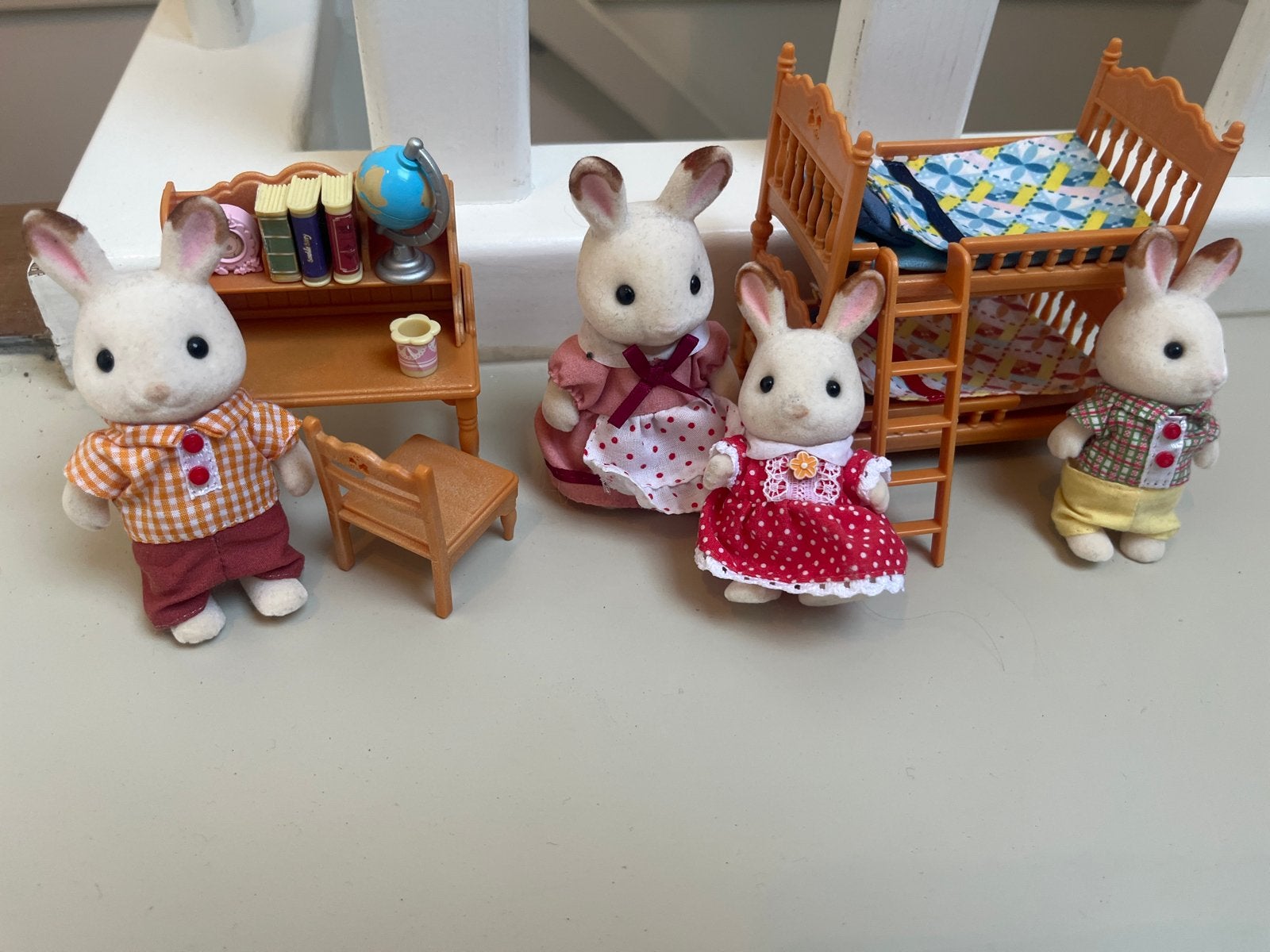 Sylvanian Families Konijnenfamilie met Meubels, Ophalen of Verzenden, Zo goed als nieuw, Jongen of Meisje