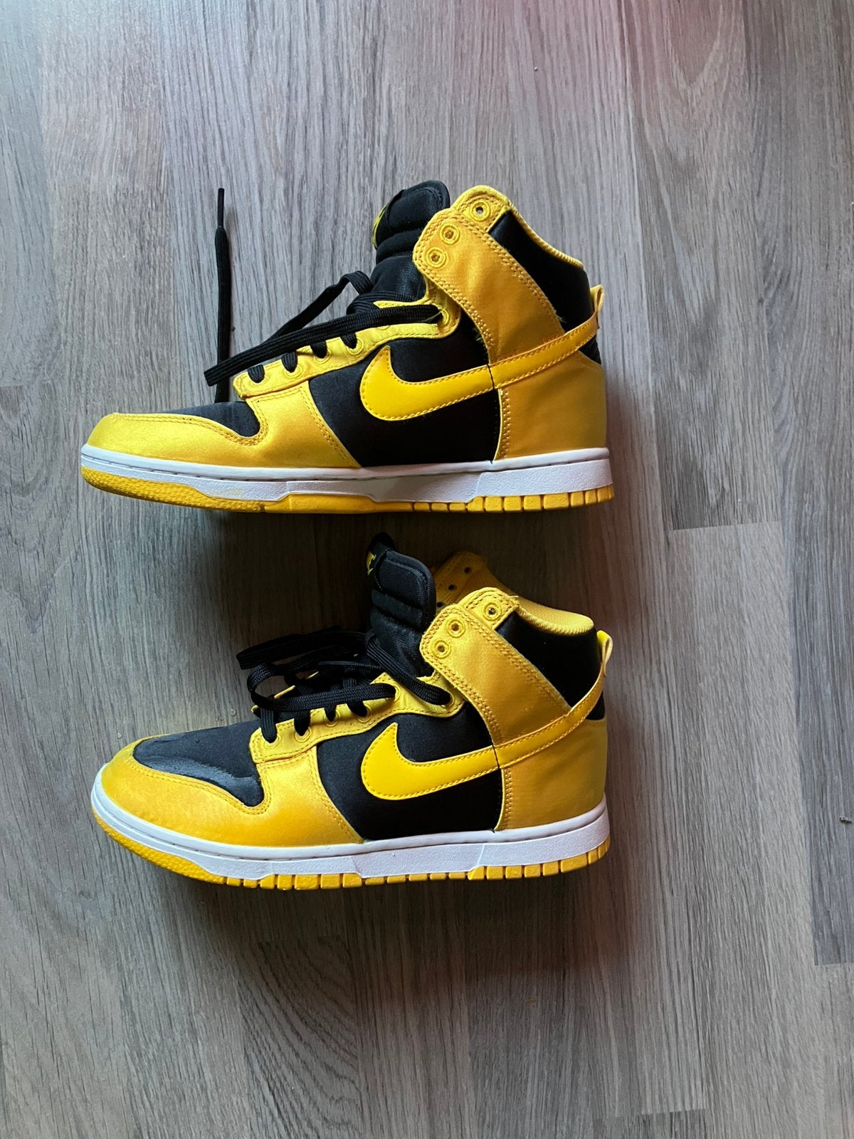 Te klein gekochte Nike Dunk high WMSN golden Satin mt 38, Kinderen en Baby's, Ophalen of Verzenden, Zo goed als nieuw, Jongen of Meisje