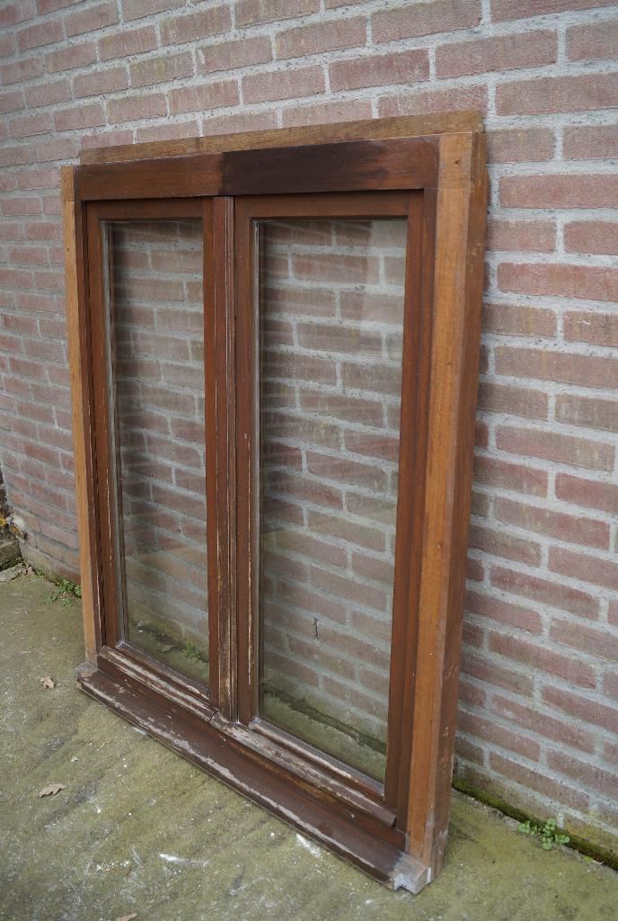 Hardhouten draai kiep raam dubbel glas 109b 130h, Ophalen, Gevelraam of Ruit, Gebruikt, 80 tot 120 cm