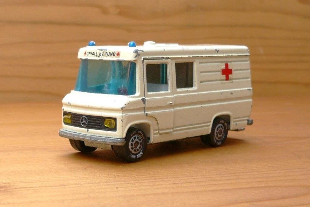 Siku 1911 Mercedes benz l 406 d - ambulance 1/55., Antiek en Kunst, Ophalen of Verzenden