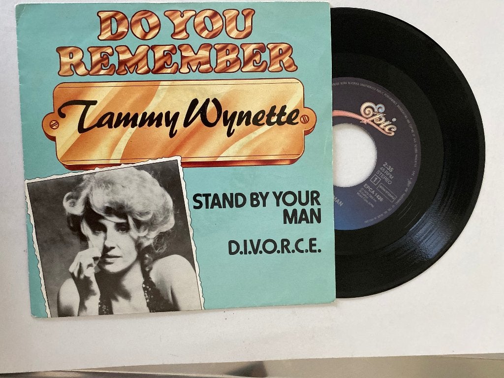 Tammy Wynette –Stand By Your Man / D.I.V.O.R.C.E.(dubbelhit), 7 inch, Zo goed als nieuw, Folk, Fotohoes