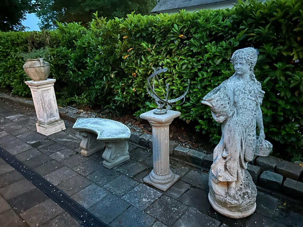 Diverse tuinbeelden en zuilen zonnewijzer bankje bloempot, Tuin en Terras, Ophalen, Gebruikt, Beton, Overige typen