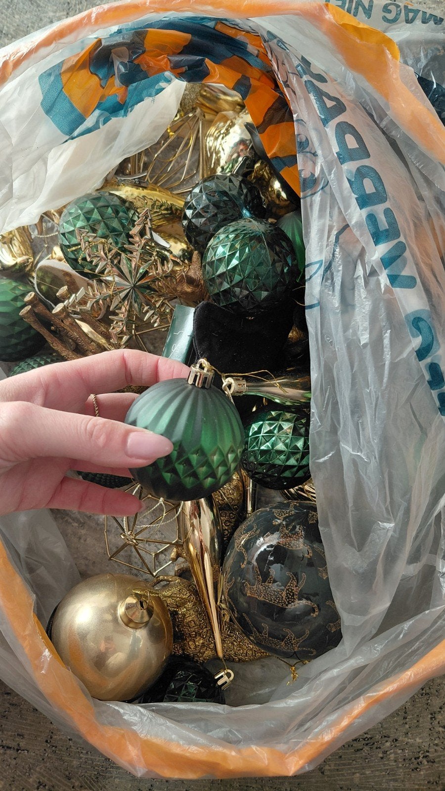 zak met ornamenten en kerstballen plastic groen goud zwart, Ophalen of Verzenden, Zo goed als nieuw