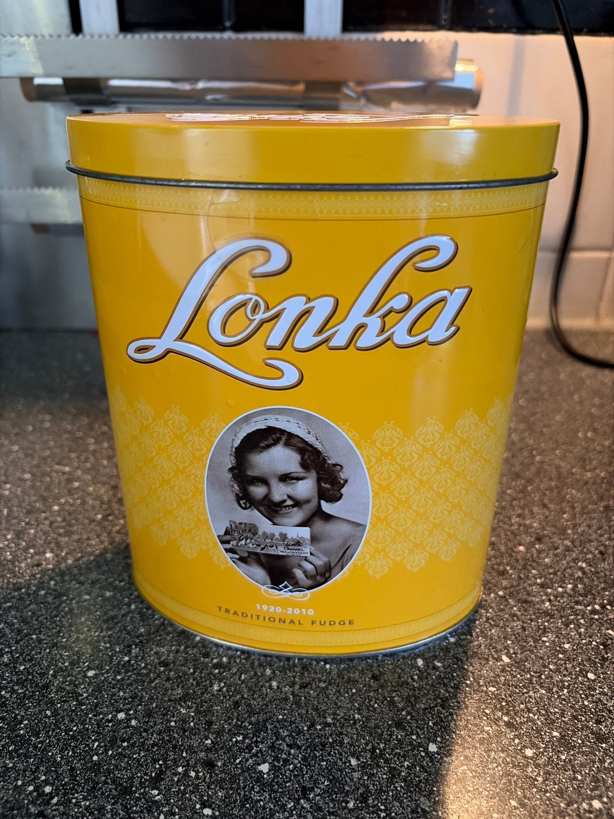 Lonka blik - Vintage bewaarblik voor snoep of koekjes, Ophalen of Verzenden, Gebruikt, Overige, Overige merken