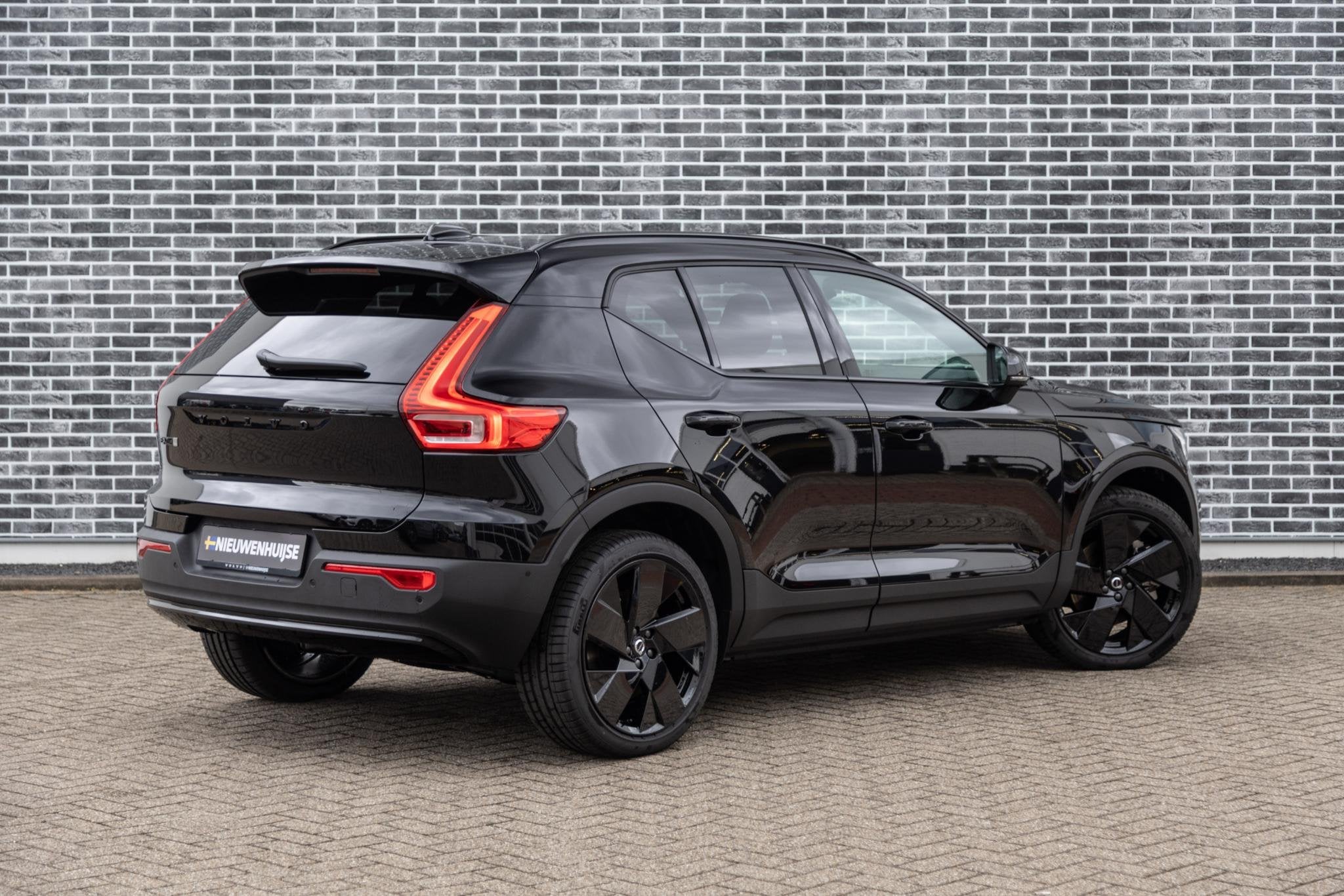 Volvo EX40 Single Motor Extended Range Plus Black Ed. 82 kWh, Auto's, Gebruikt, Zwart, 1975 kg, SUV of Terreinwagen