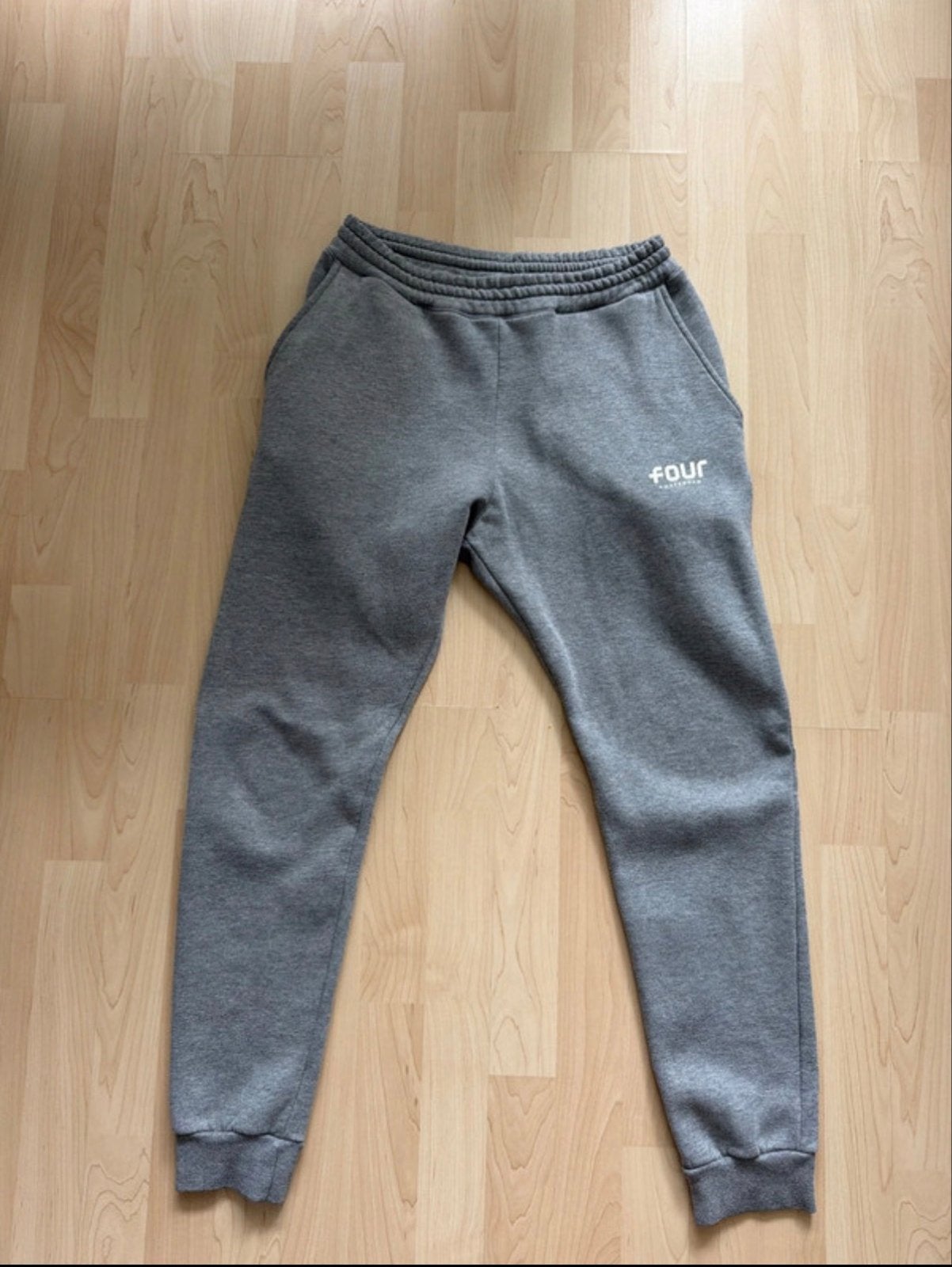Four Joggingbroek Maat S - Conditie 8/10, Kleding | Heren, Ophalen of Verzenden, Zo goed als nieuw, Maat 46 (S) of kleiner, Grijs