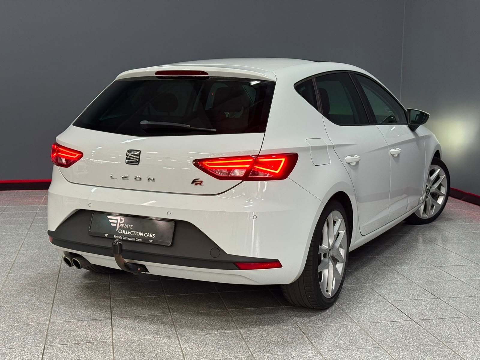 SEAT Leon 1.4 TSI FR Dynamic Panoramadak Trekhaak 360 camera, Voorwielaandrijving, 1141 kg, Stof, Gebruikt