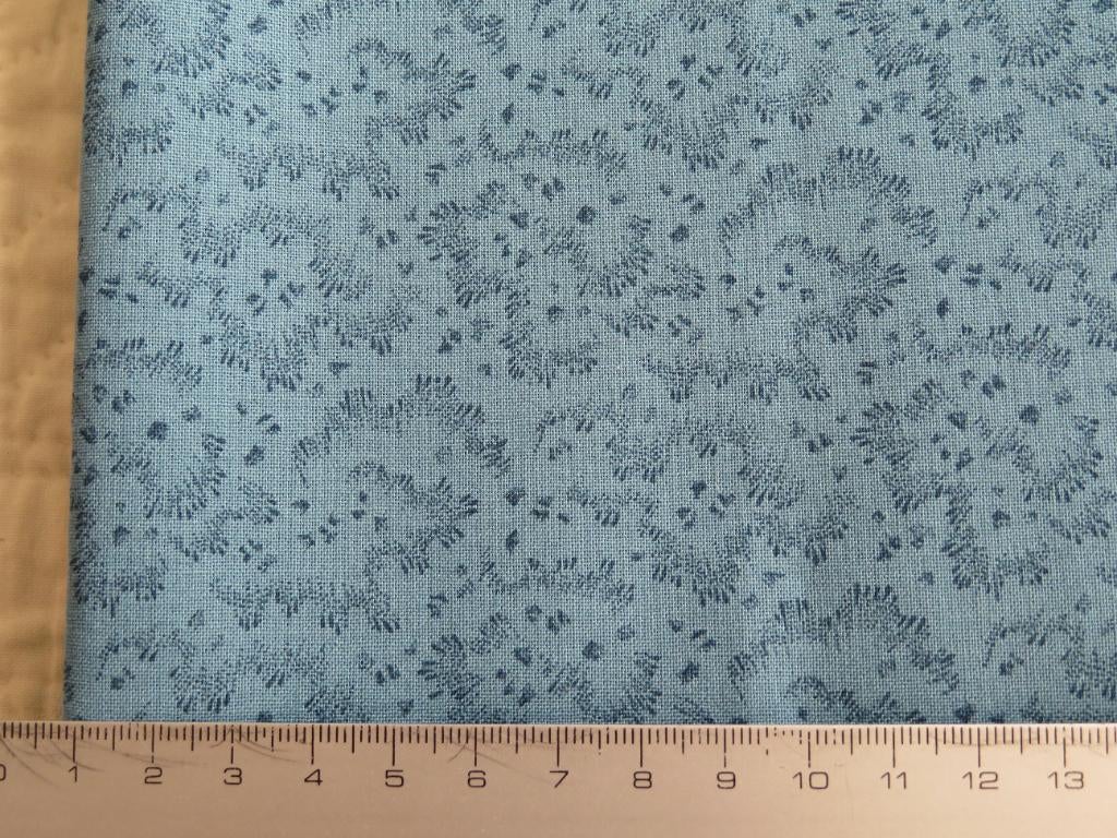 Mooie warm-blauwe Jinny Beyer quiltstof, Hobby en Vrije tijd, Blauw, Ophalen of Verzenden, Zo goed als nieuw, 30 tot 120 cm