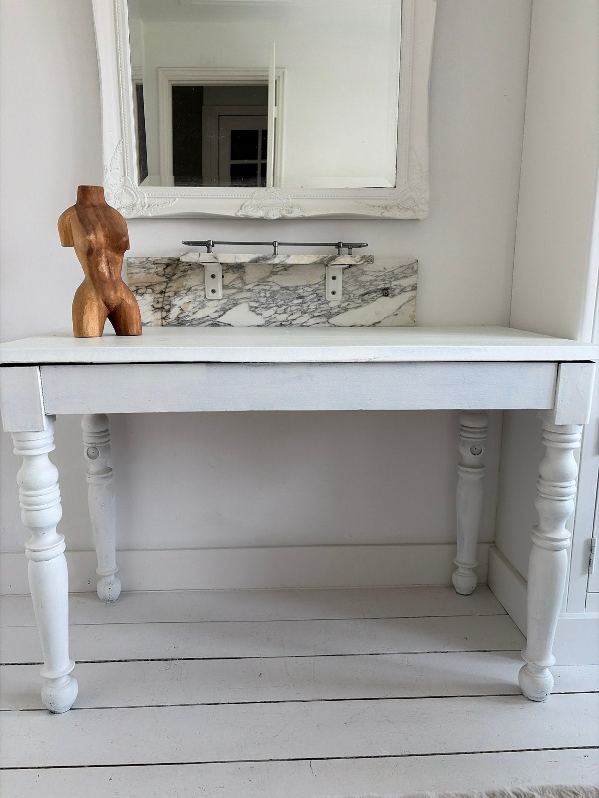 Vintage wit houten tafel met gedraaide poten, Antiek en Kunst, Antiek | Meubels | Tafels, Ophalen