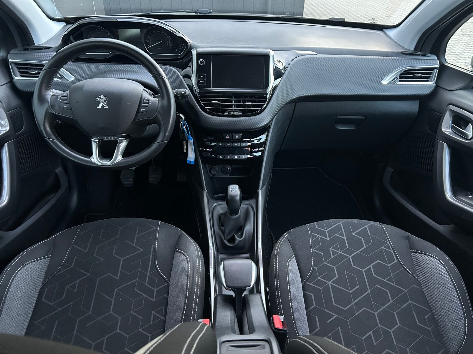 Foto 17 van Peugeot 2008 1.2 turbo 2018 Grijs pdc