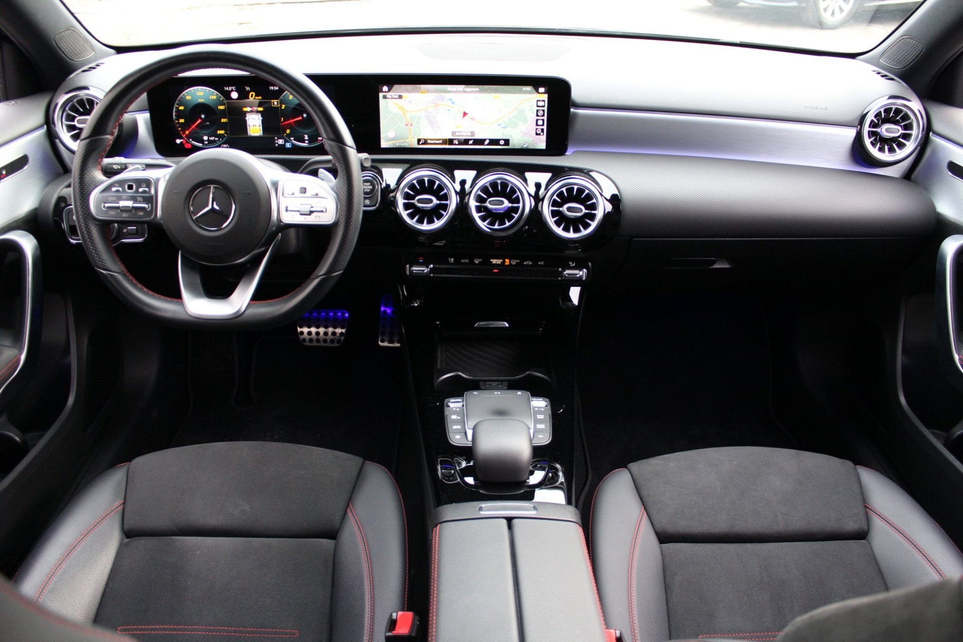 Mercedes-Benz A-klasse 250 AMG | Panoramadak | Sfeerverlicht, Auto's, Mercedes-Benz, Dealer onderhouden, 15 km/l, Gebruikt, Zwart