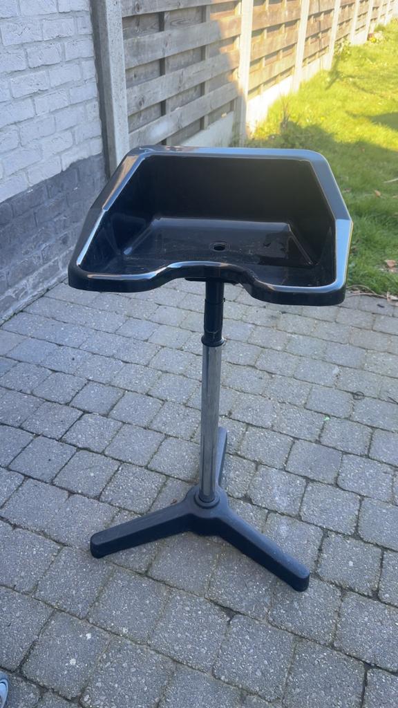 Mobiele wasbak met toebehoren., Ophalen